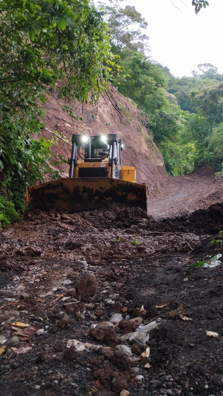 Derrumbe en el camino de Hula a Esperanza, Tlacuilotepec, es atendido de manera rápida y eficiente