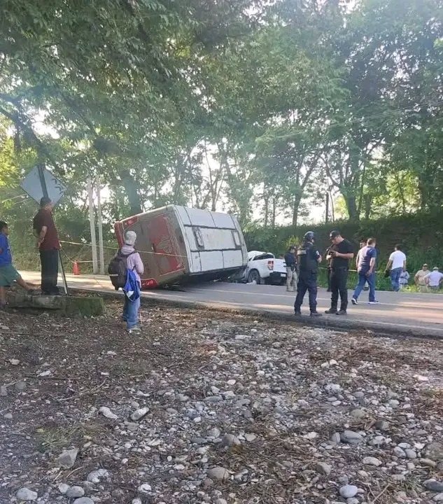 Muere una persona y varias más resultan heridas tras choque en Jalpan carretera
