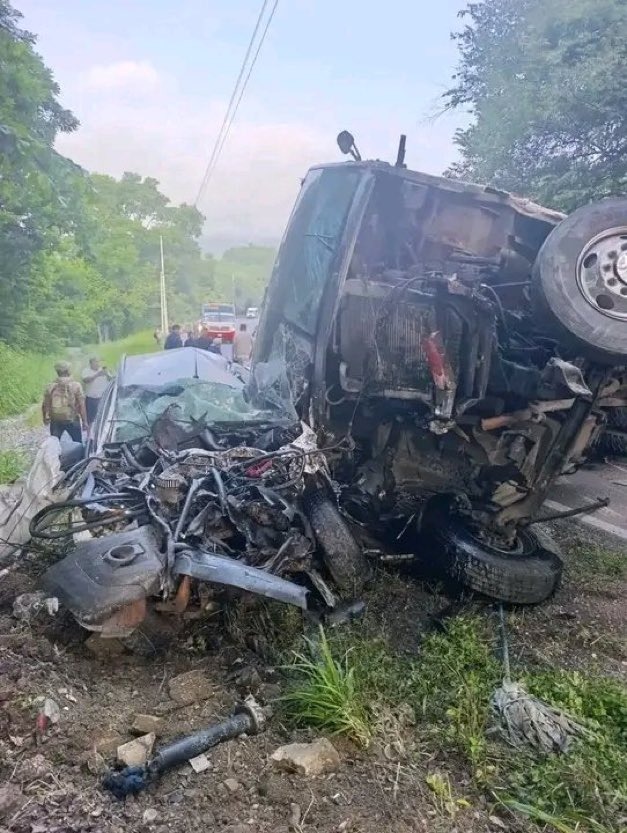 Muere una persona y varias más resultan heridas tras choque en Jalpan choque