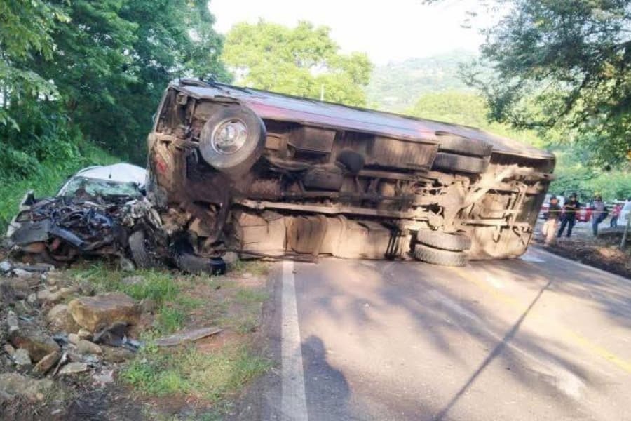 Muere una persona y varias más resultan heridas tras choque en Jalpan volcado