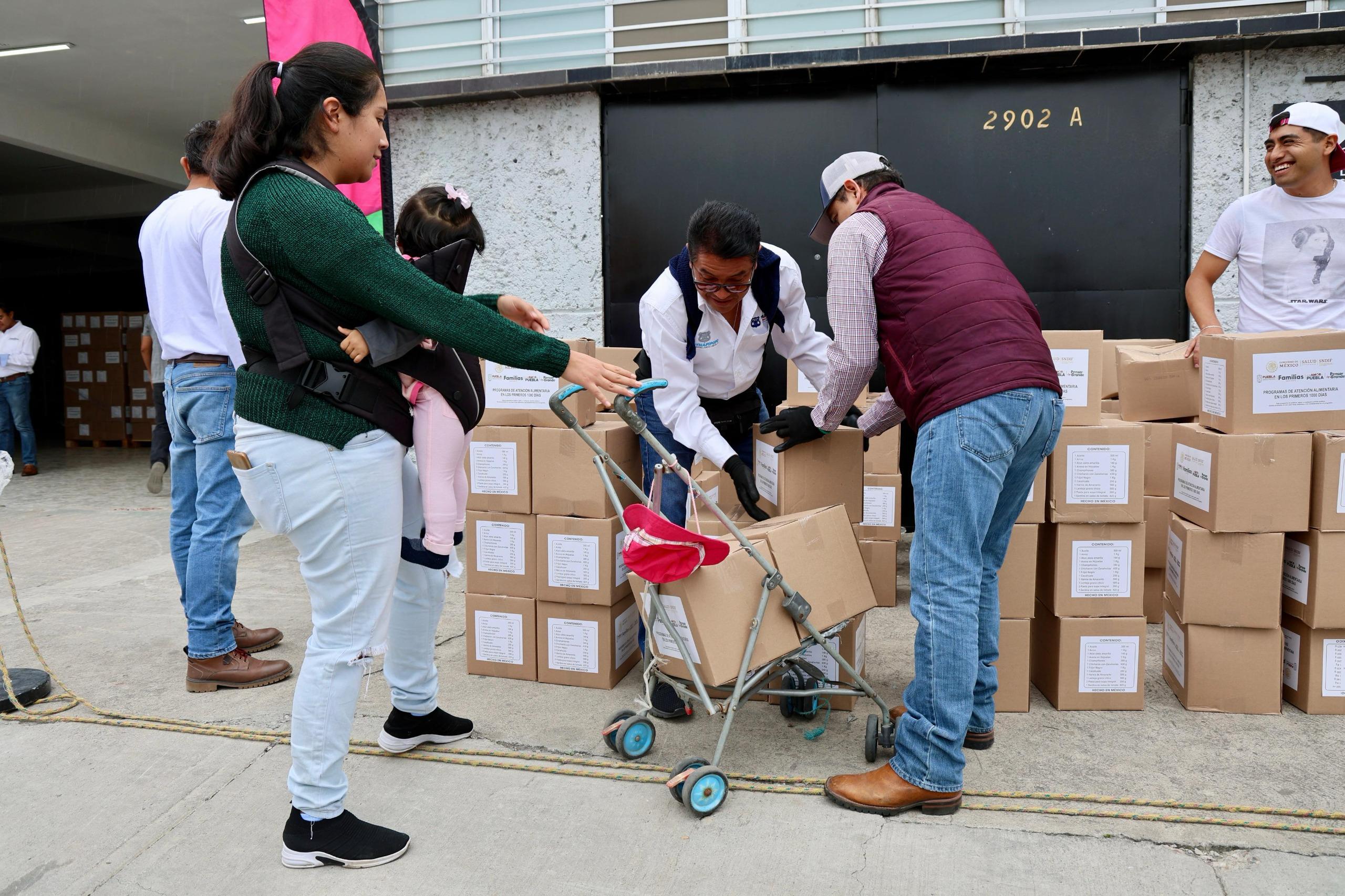 Gobierno de Puebla distribuye más de 117 mil despensas en comunidades vulnerables de la capital