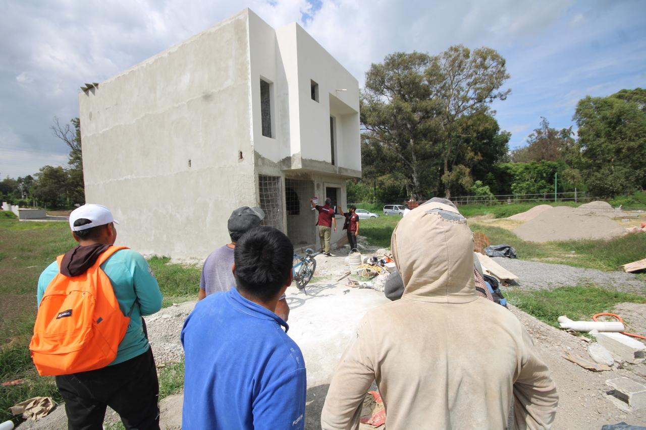 Detienen a dos trabajadores de construcción por quebrantar sellos de clausura en obra irregular