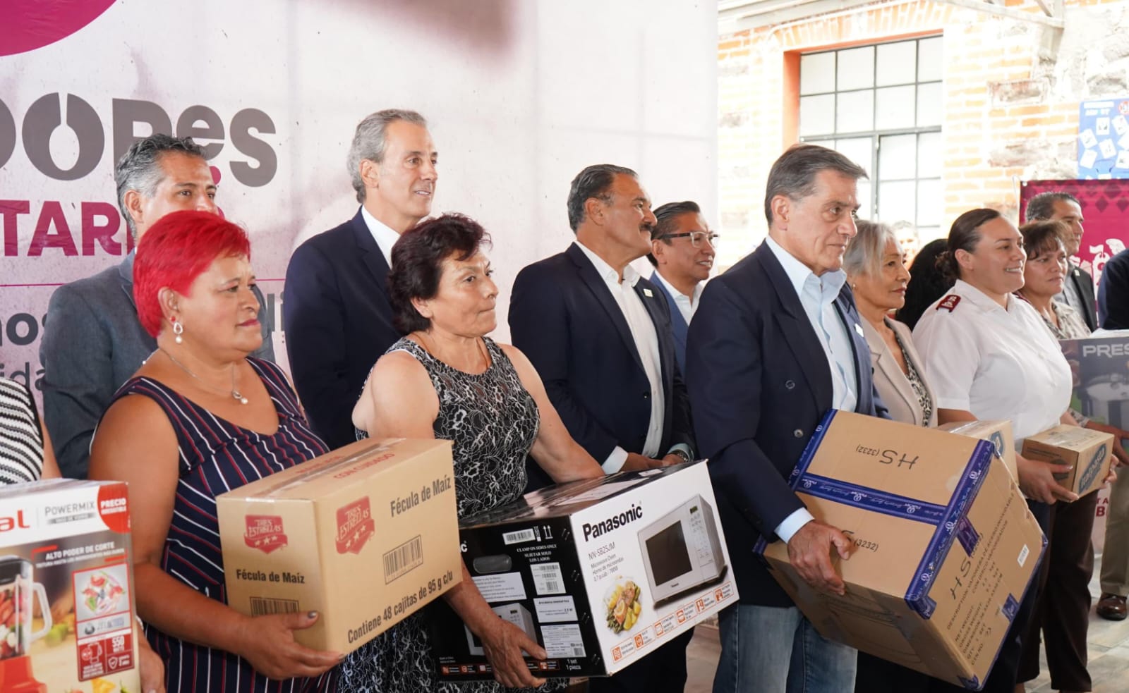 Pepe Chedraui entrega insumos a comedores comunitarios dentro del Programa Solidaridad Alimentaria