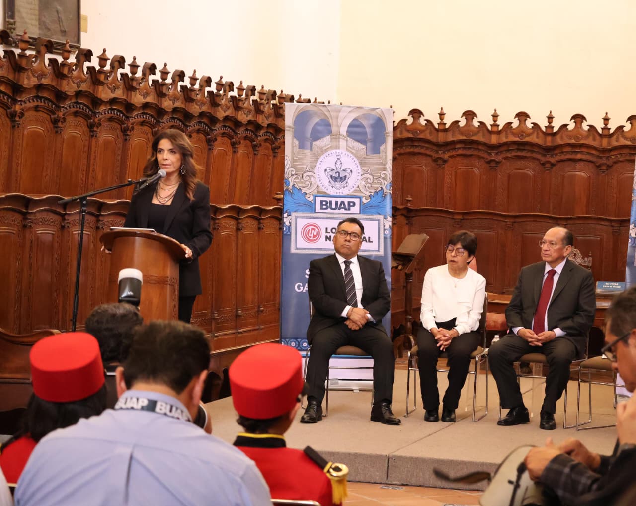 Develan billete conmemorativo del Bicentenario de la BUAP
