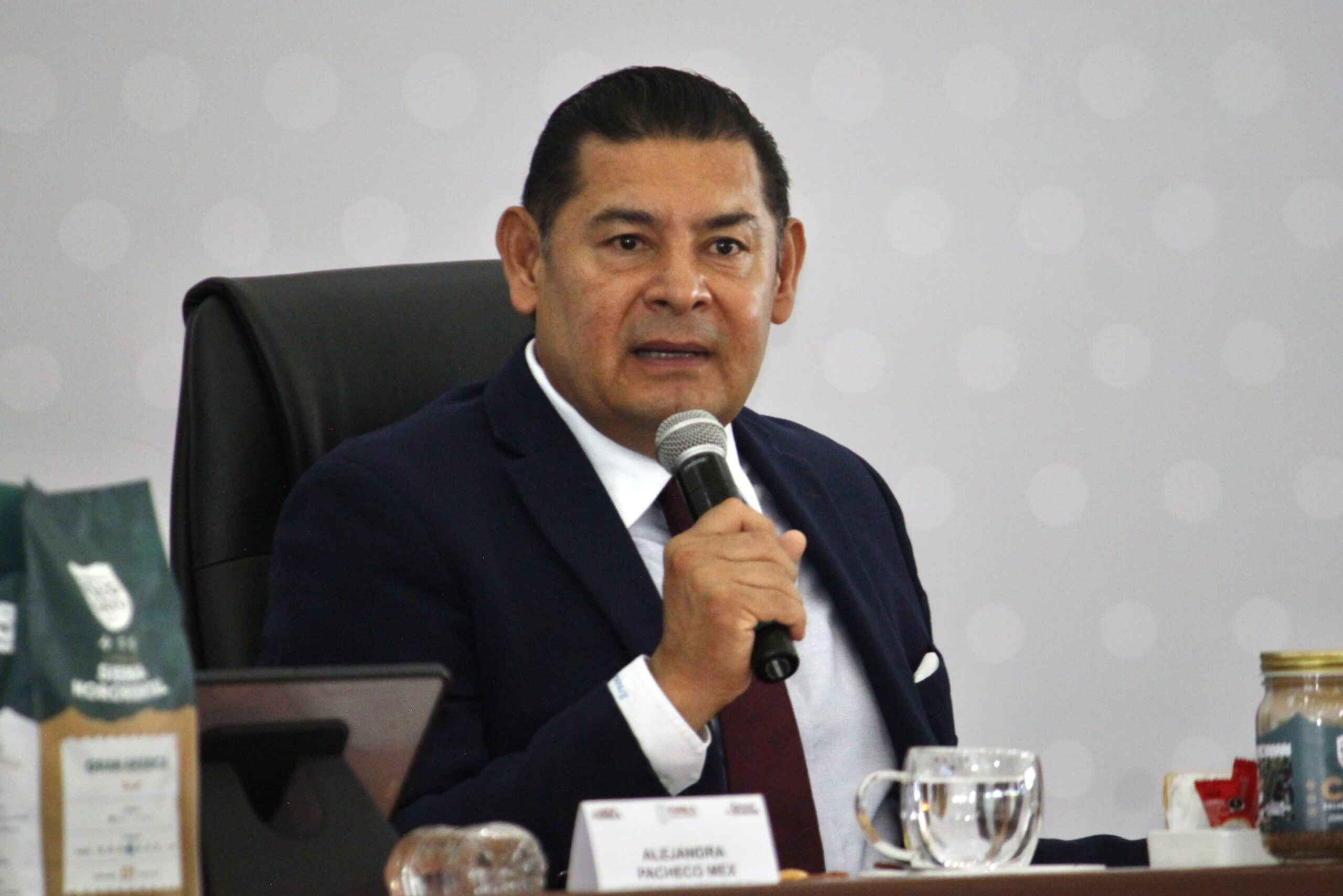 Armenta garantiza respeto a la autonomía de la BUAP