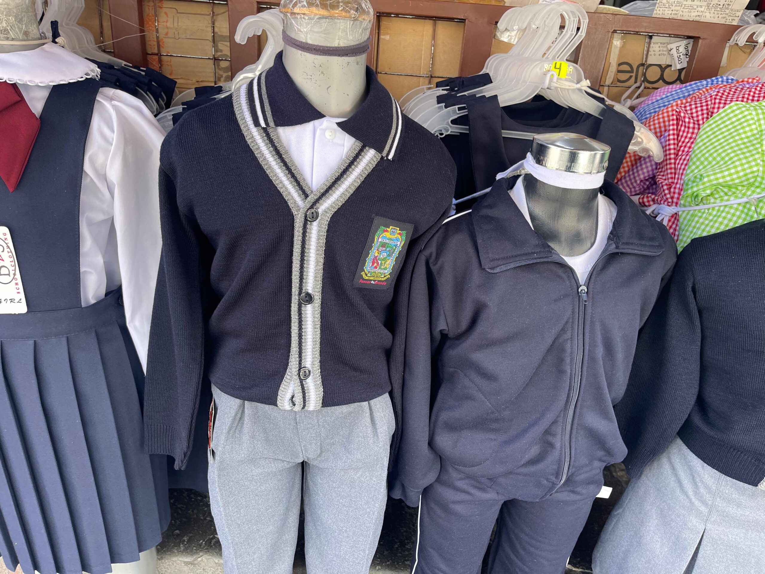 Conoce cuánto gastan los poblanos en uniformes escolares