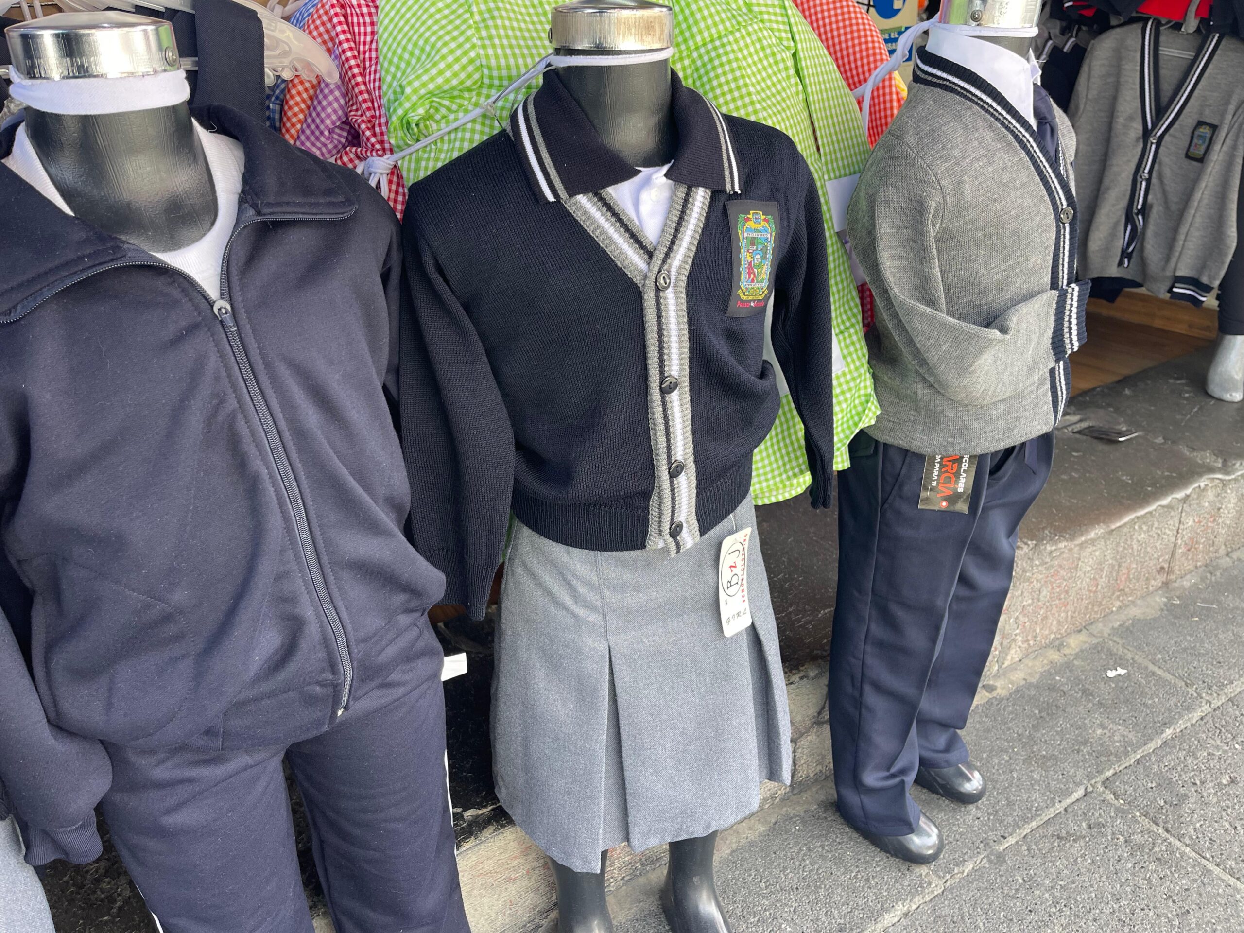 Conoce cuánto gastan los poblanos en uniformes escolares