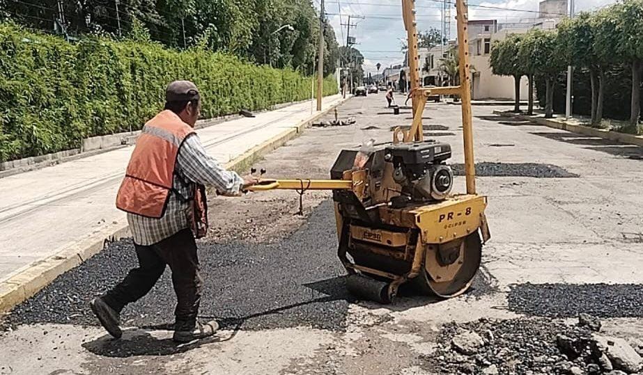 Atienden 19 vialidades en Puebla con campaña de bacheo calle