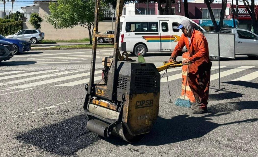 Atienden 19 vialidades en Puebla con campaña de bacheo trabajadores