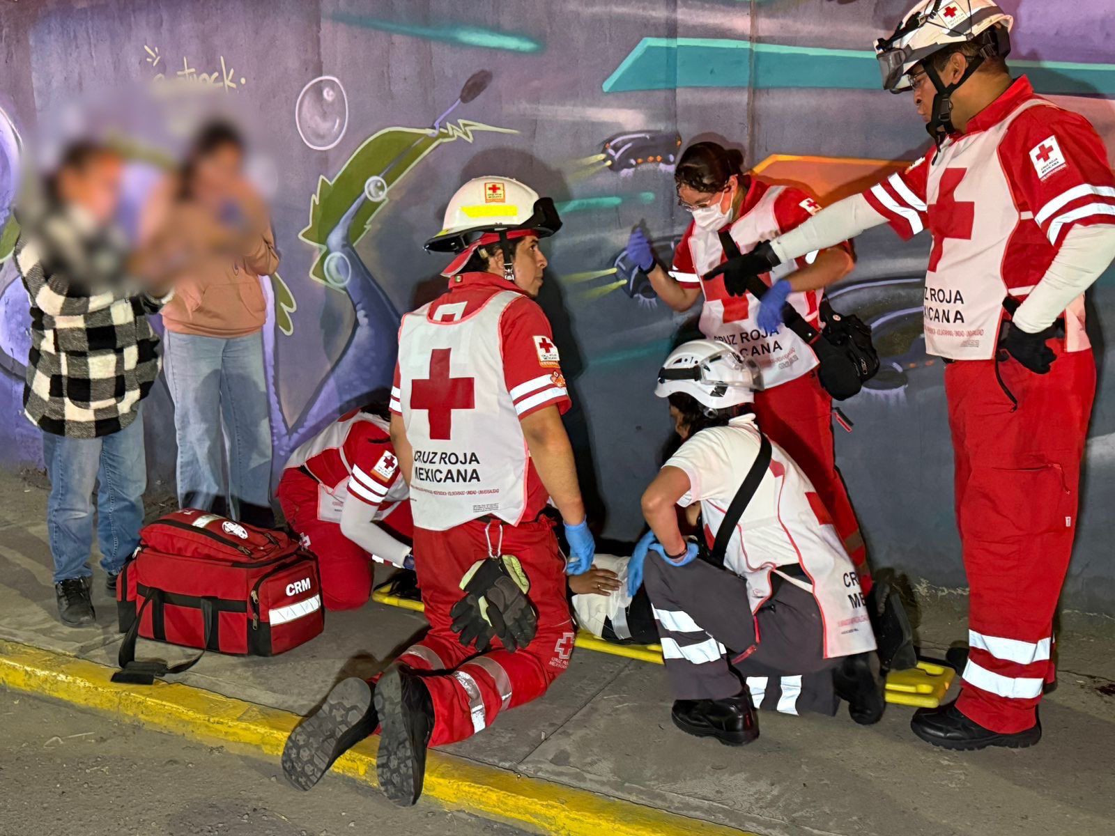 Camión de la Ruta 52 se volcó sobre el Bulevar Xonacatepec 25 personas resultaron heridas Paramédicos