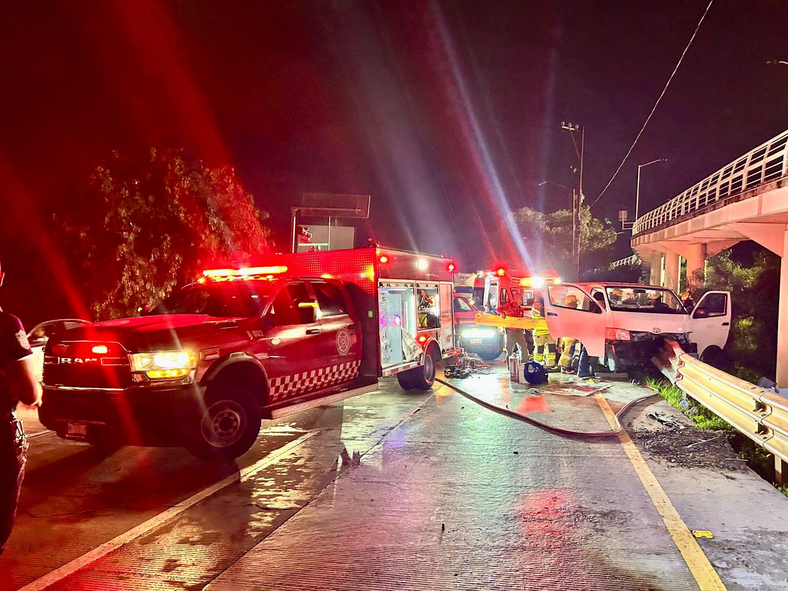 Conductor queda prensado tras accidente en Periférico Ecológico Accidente