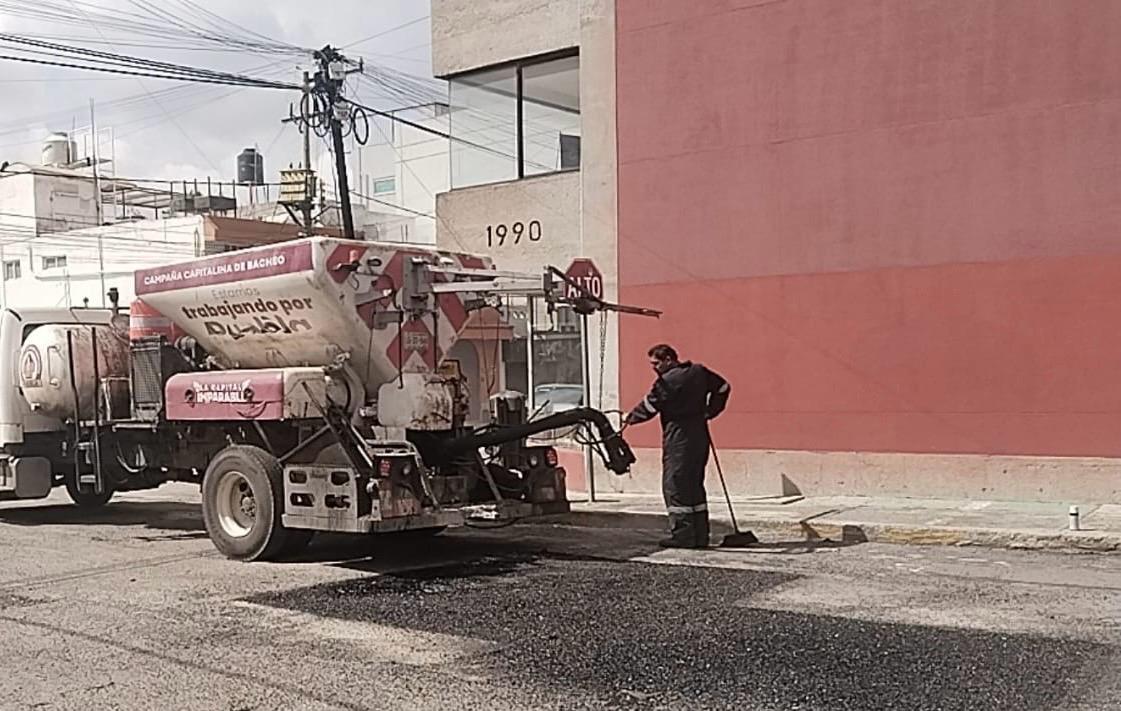 Continúa la campaña “Bacheando Puebla” para mejorar las vialidades calle