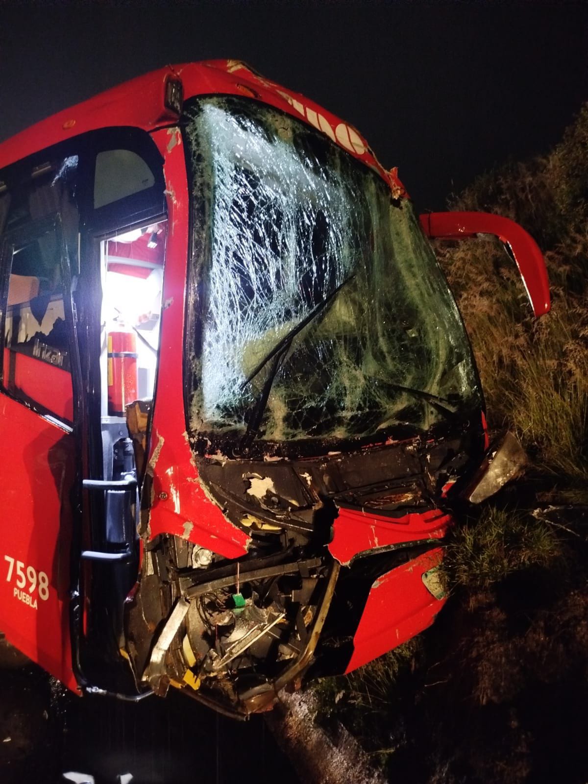 Fuerte choque de autobús de ADO en la autopista Amozoc-Perote foto