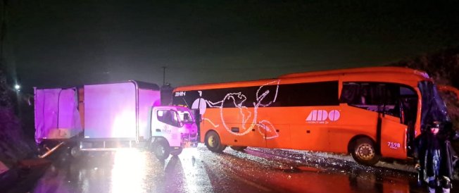 Fuerte choque de autobús de ADO en la autopista Amozoc-Perote tráiler