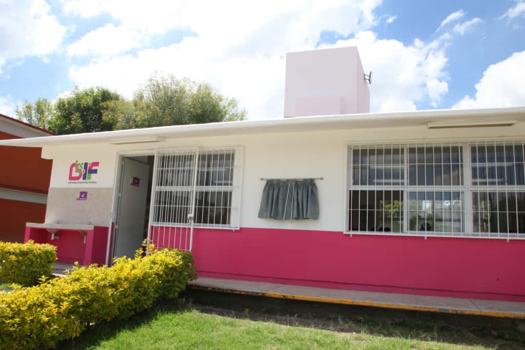 Inauguran desayunador escolar en la Secundaria Técnica 112 de Puebla Edificio