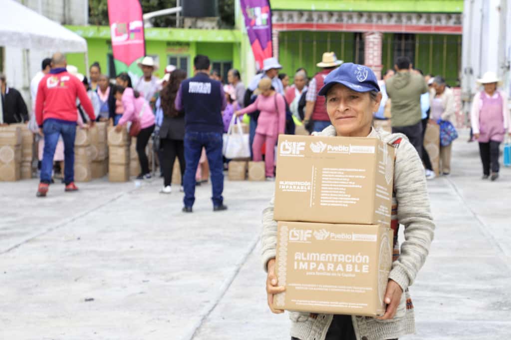 Pepe Chedraui reafirma su compromiso con las familias vulnerables de Azumiatla despensa