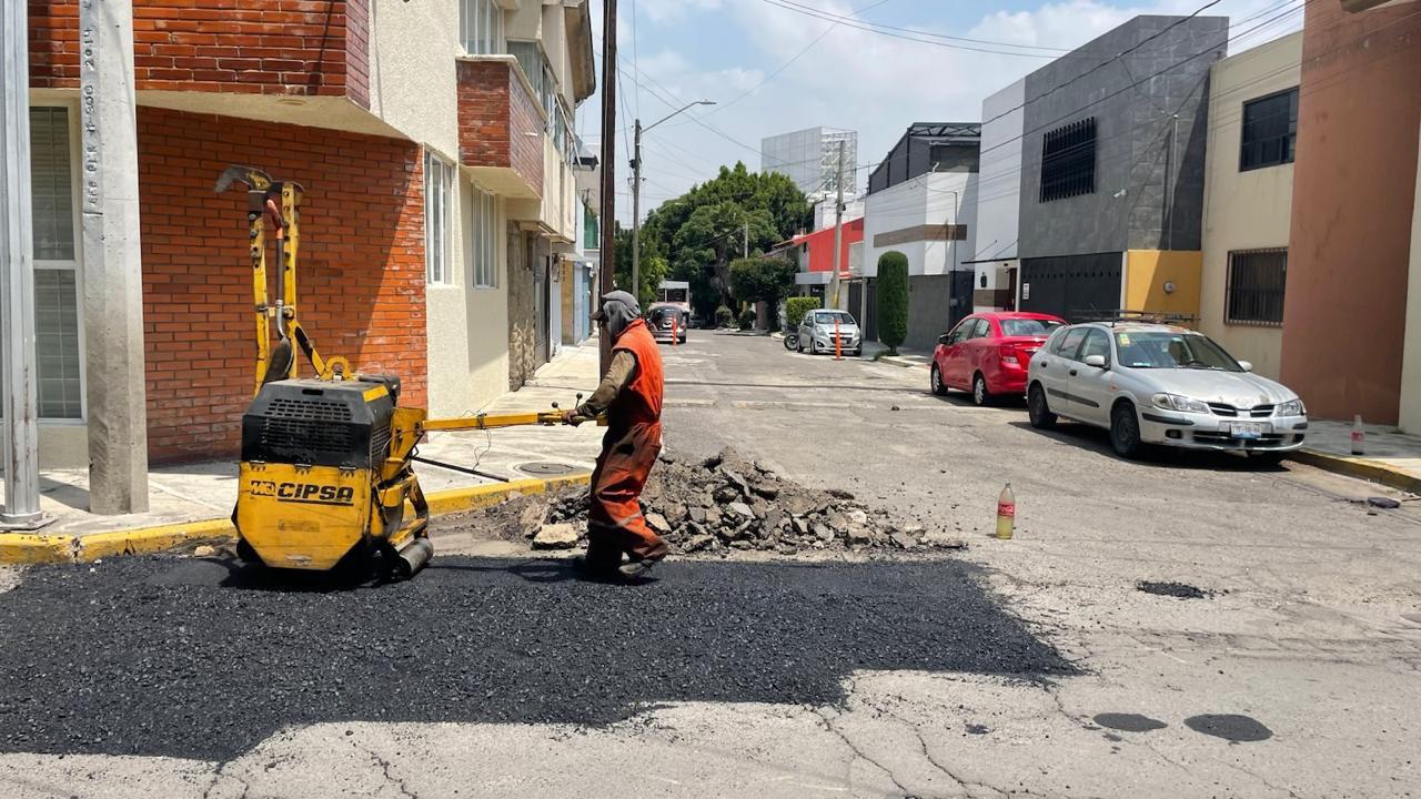 Refuerzan la campaña de bacheo en Puebla con 25 cuadrillas de trabajo calle