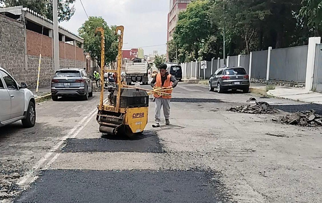 Refuerzan la campaña de bacheo en Puebla con 25 cuadrillas de trabajo trabajadores