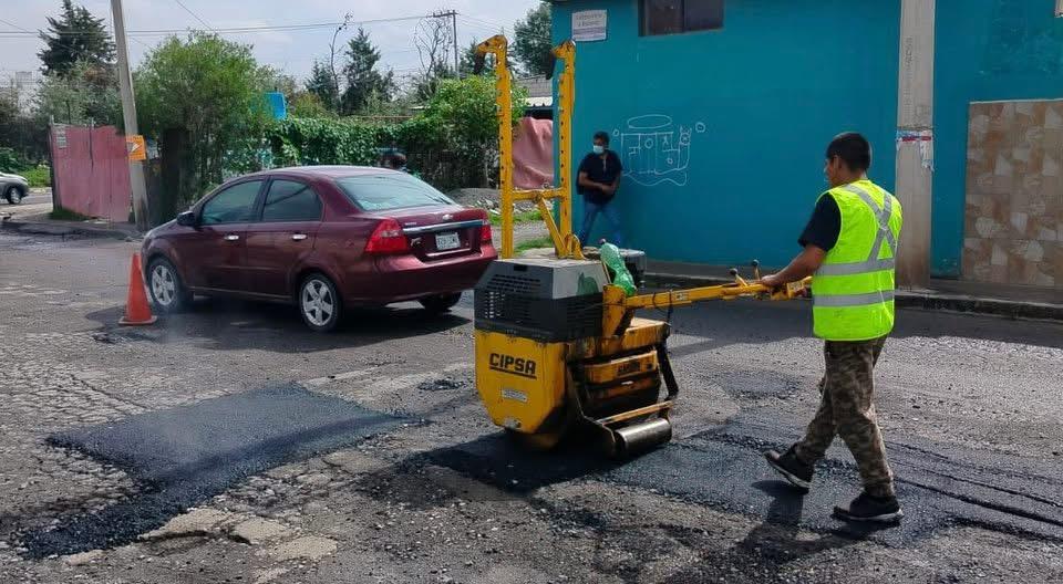 Continúa con la campaña Bacheando Puebla estas son las vialidades intervenidas hoy trabajador