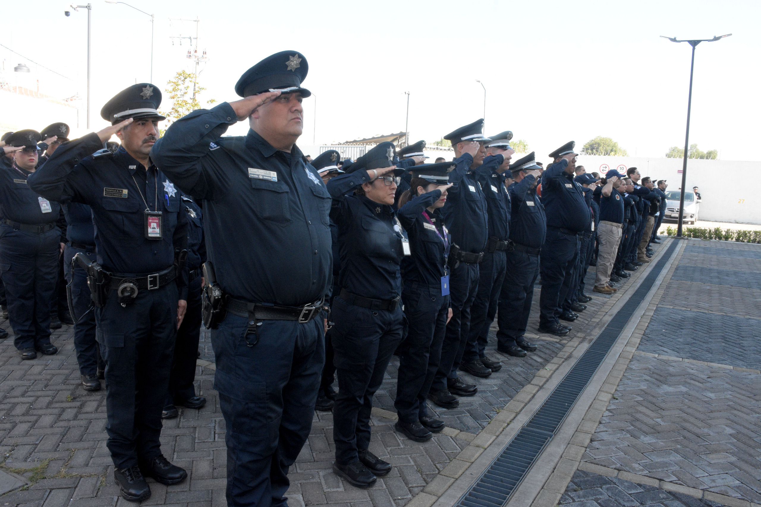 Policías de la Ciudad reciben reconocimiento por su labor destacada