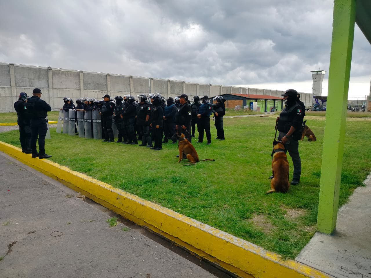 Operativo de supervisión en el penal de Tepexi de Rodríguez asegura objetos prohibidos