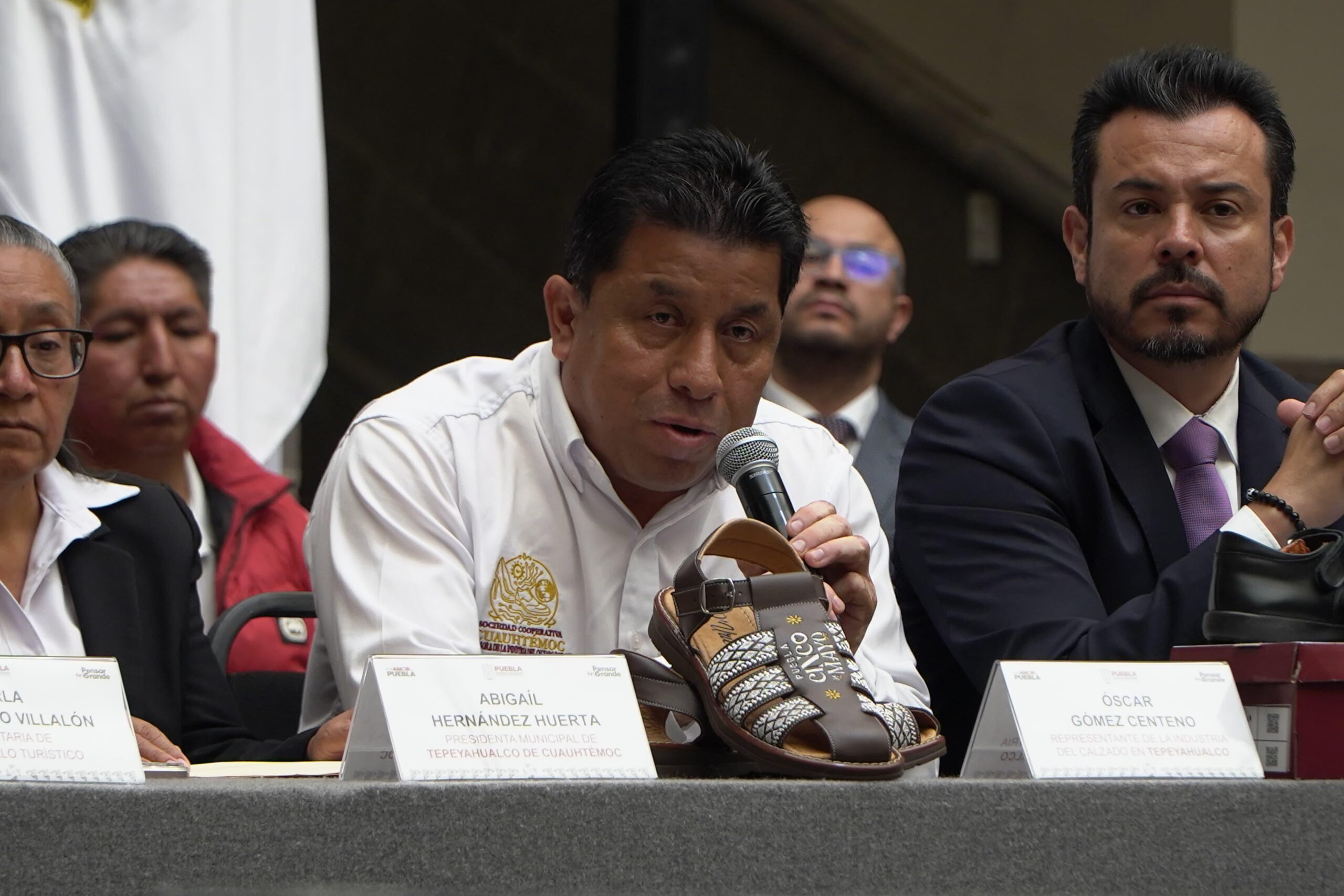 Gobierno de Puebla entrega 300 mil pares de zapatos escolares