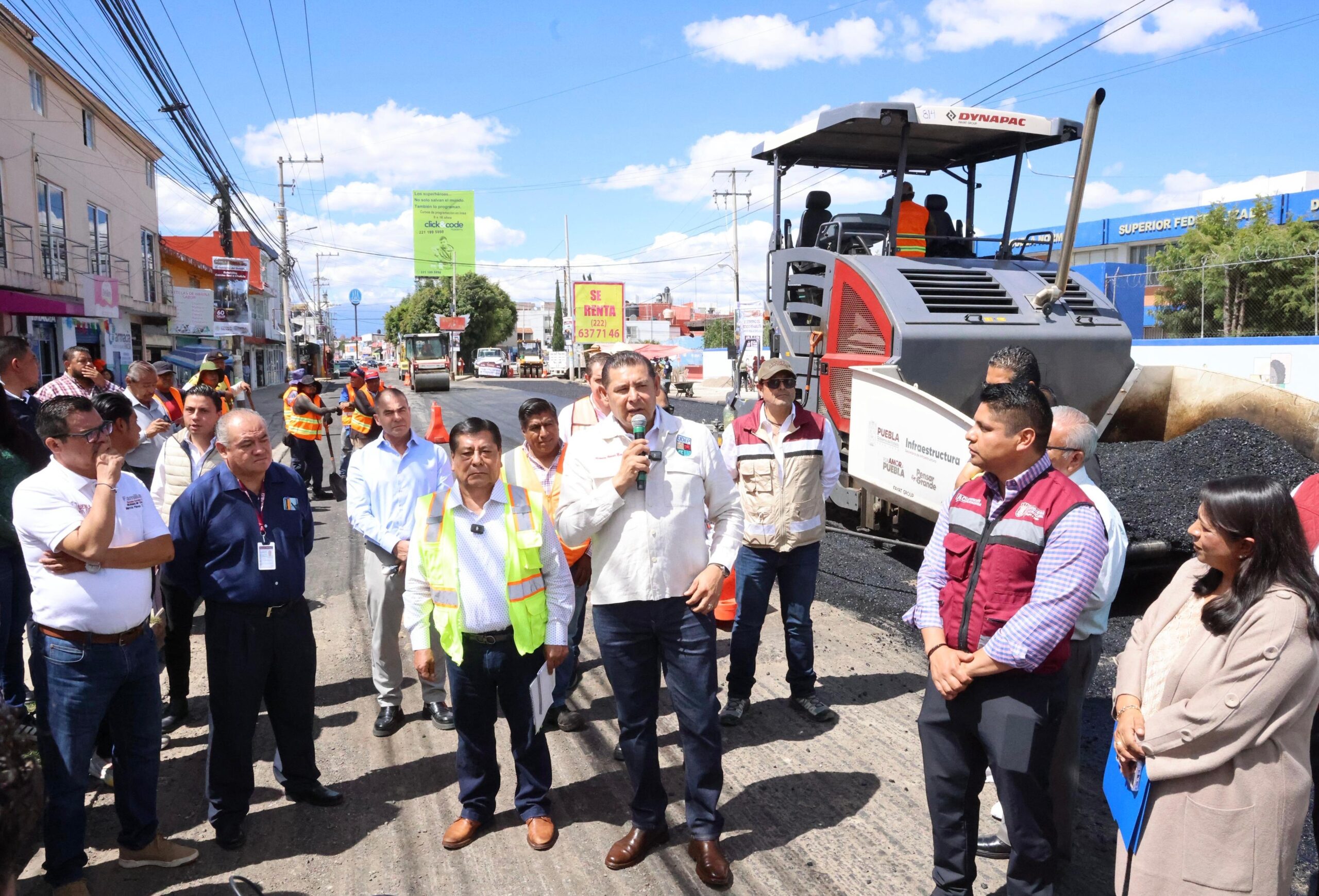 Alejandro Armenta constata avance en obras de pavimentación en Camino Real y Zavaleta