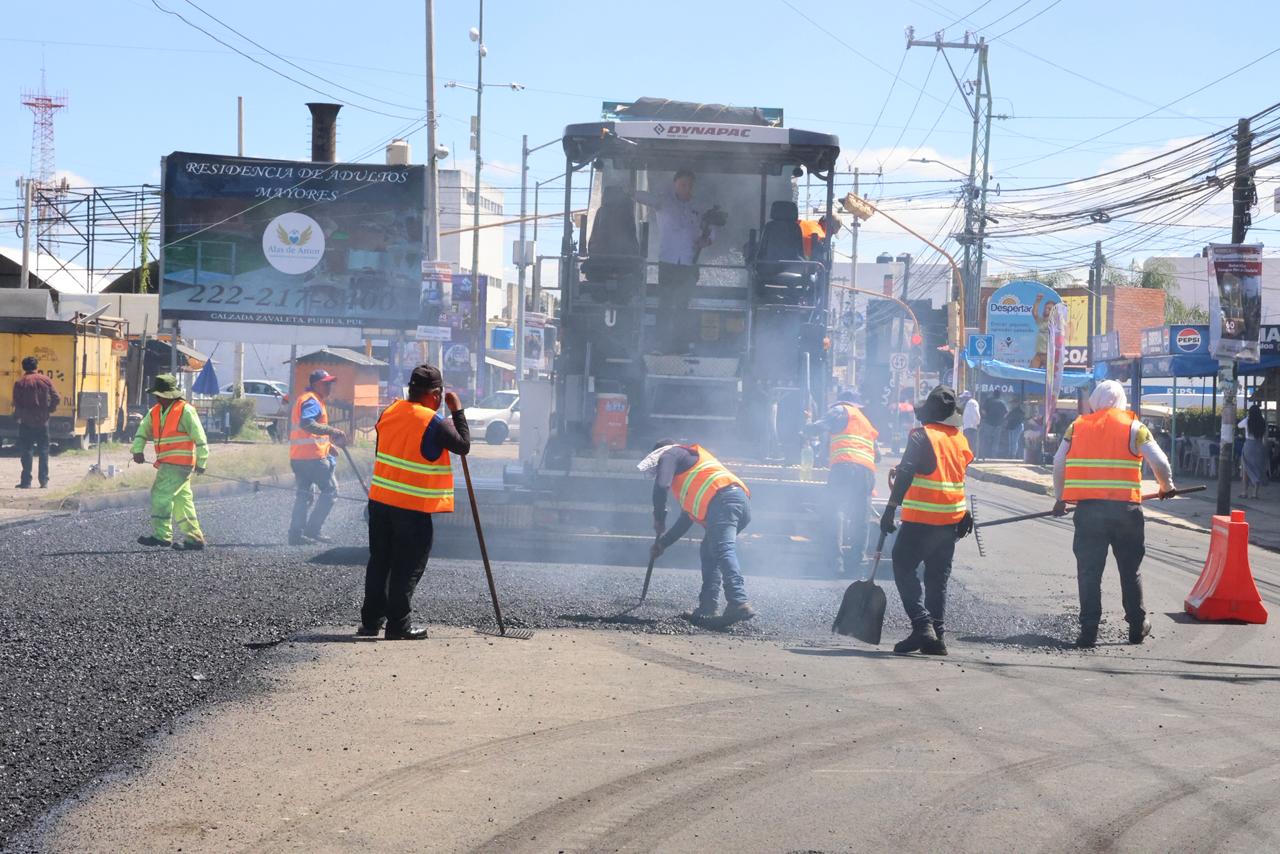 Alejandro Armenta constata avance en obras de pavimentación en Camino Real y Zavaleta