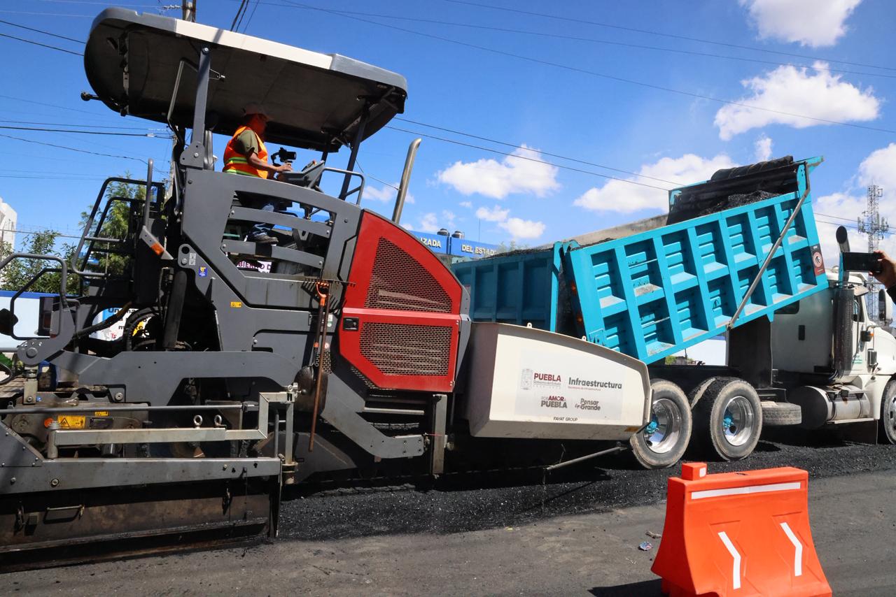 Alejandro Armenta constata avance en obras de pavimentación en Camino Real y Zavaleta