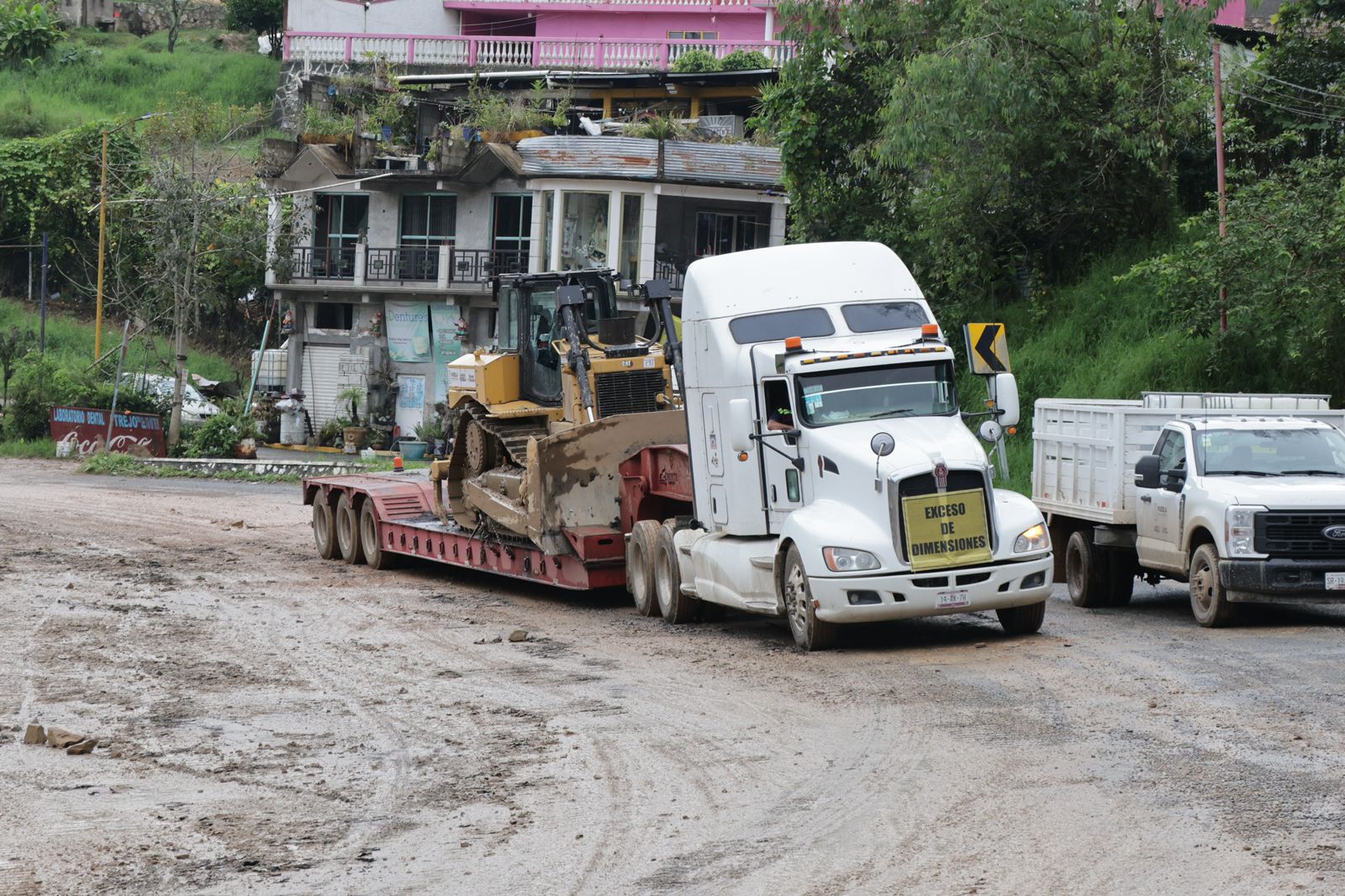 Alejandro Armenta resalta eficacia en atención a municipios gracias a maquinaria desplegada en la Sierra Norte
