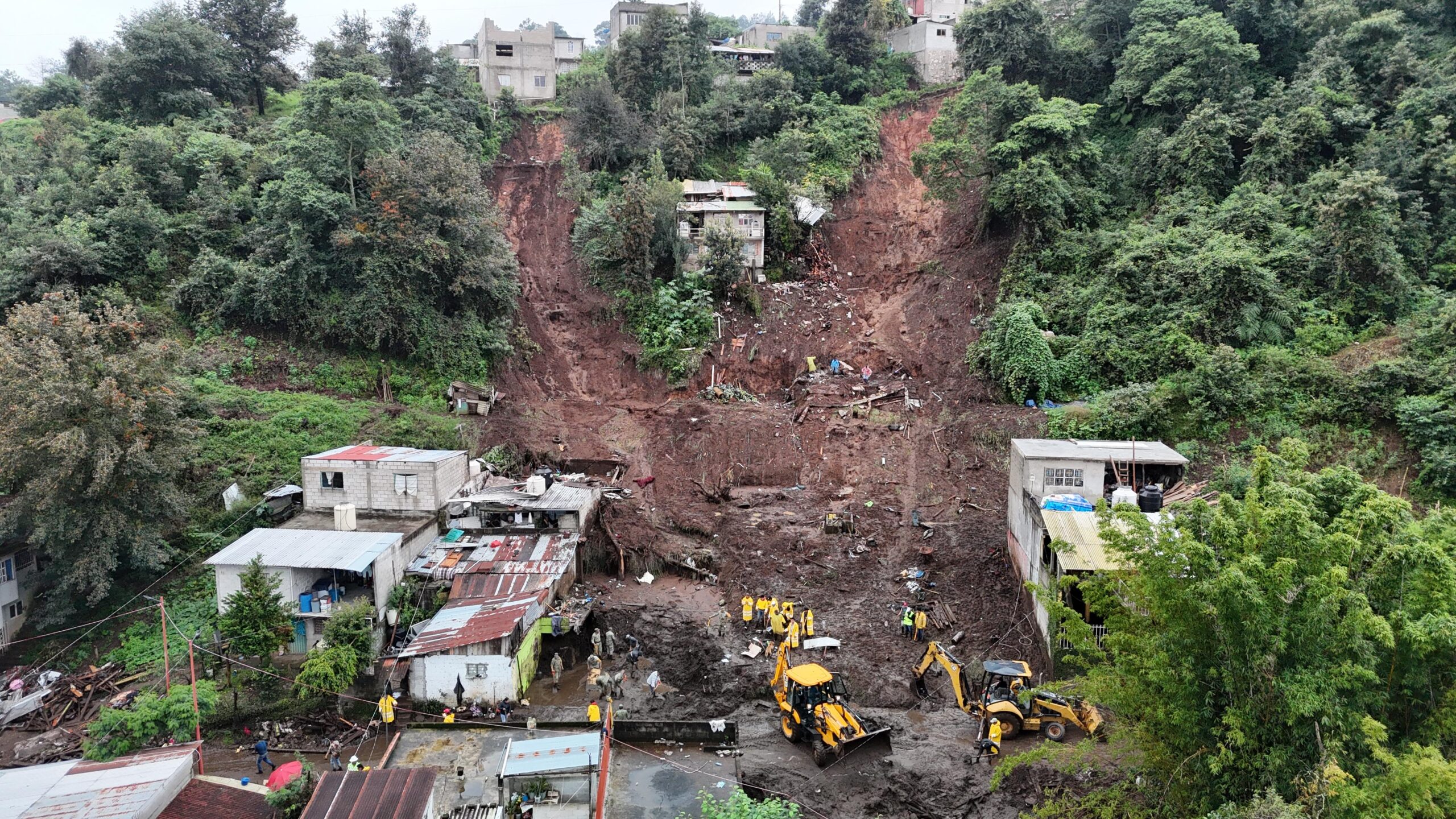 Atienden daños por lluvias en la Sierra Norte con maquinaria y apoyo federal lugar