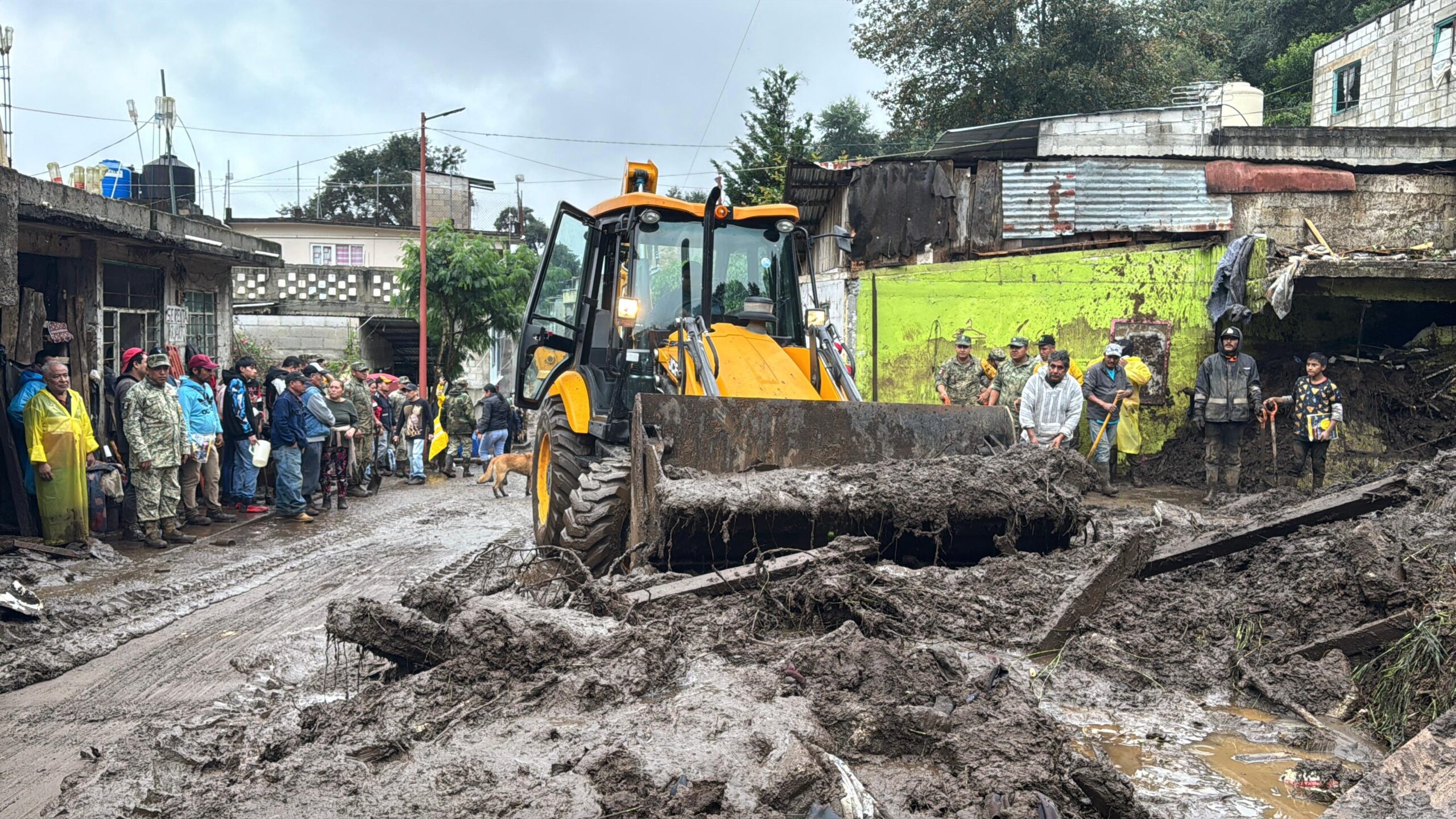 Atienden daños por lluvias en la Sierra Norte con maquinaria y apoyo federal tierra