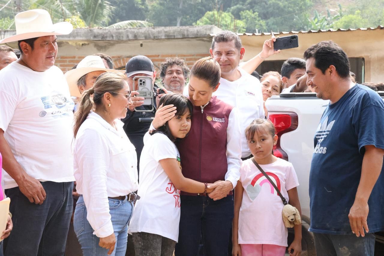 Claudia Sheinbaum y Alejandro Armenta supervisan avances tras lluvias en la Sierra Norte de Puebla