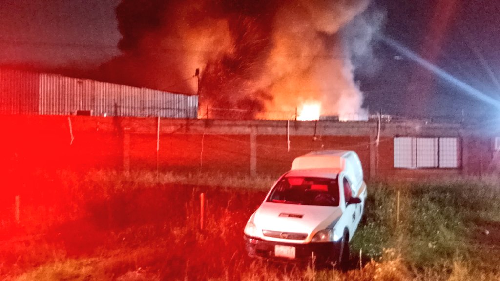Controlan incendio en taller de tractocamiones en La Ciénega calle