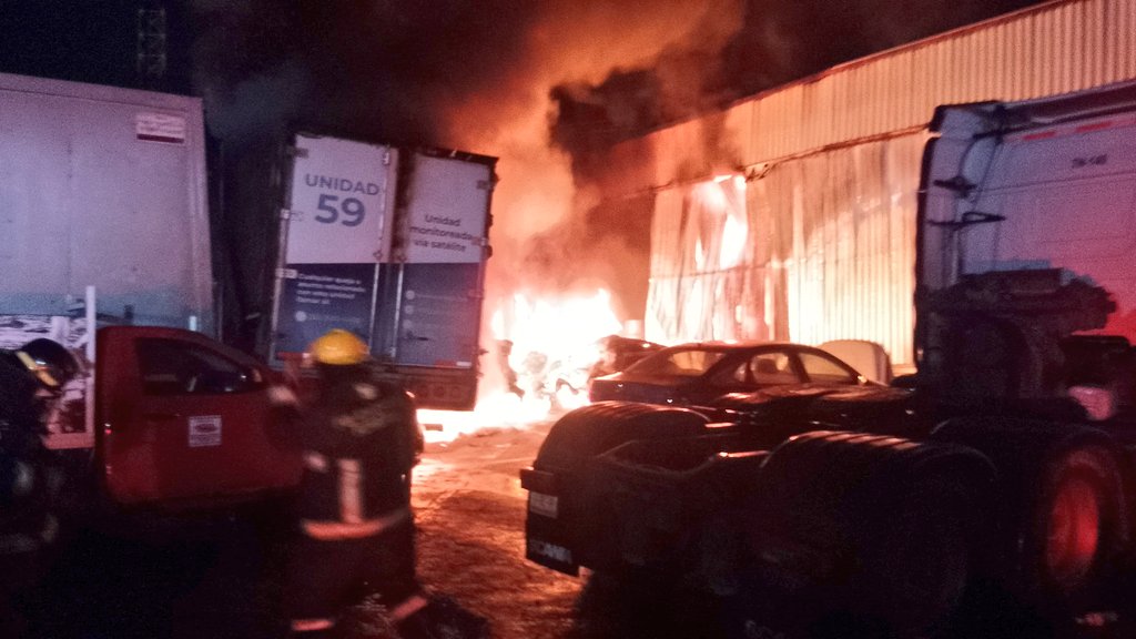 Controlan incendio en taller de tractocamiones en La Ciénega fuego