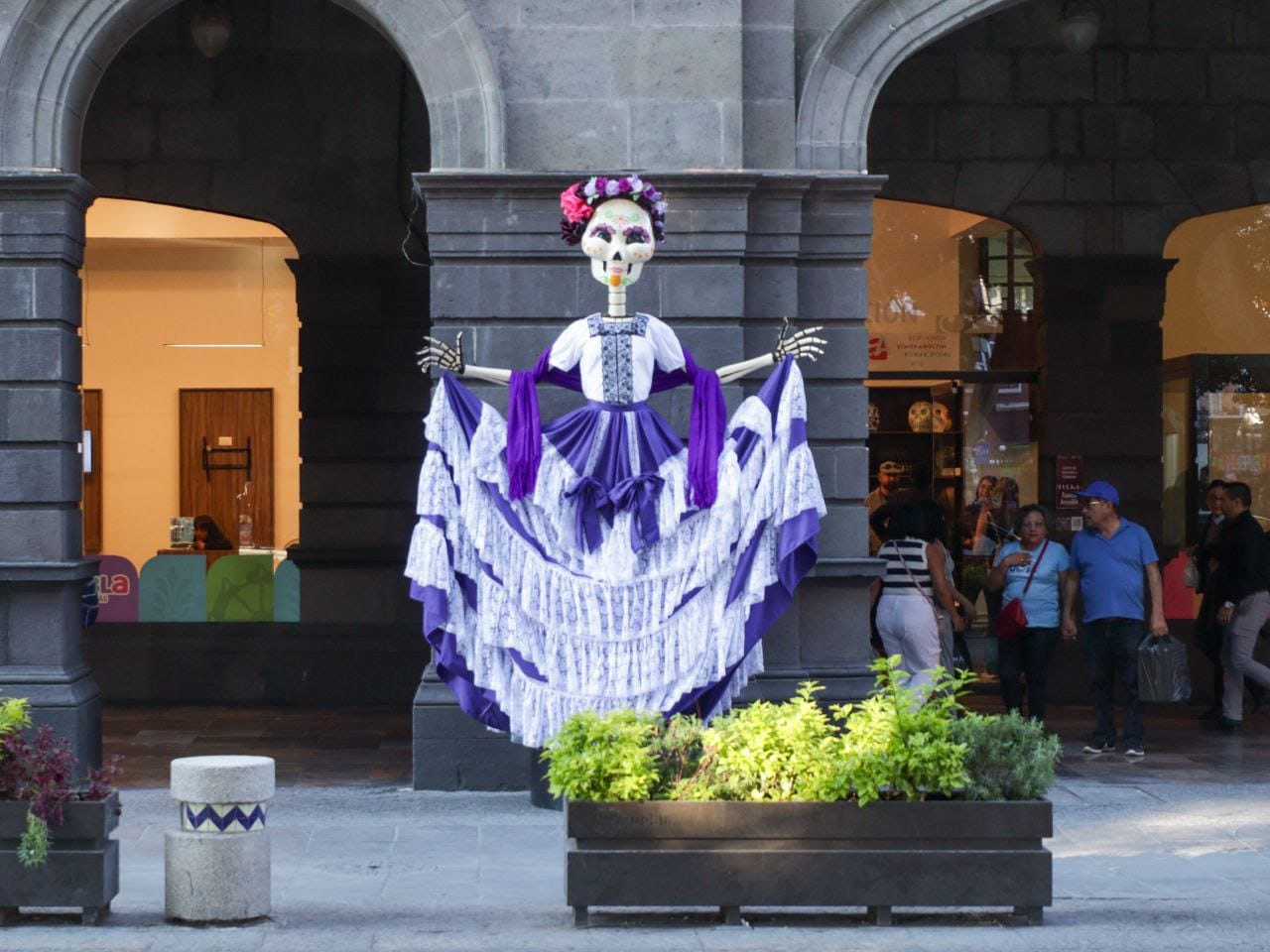 El Centro Histórico de Puebla se llena de color con motivo del Día de Muertos catrina
