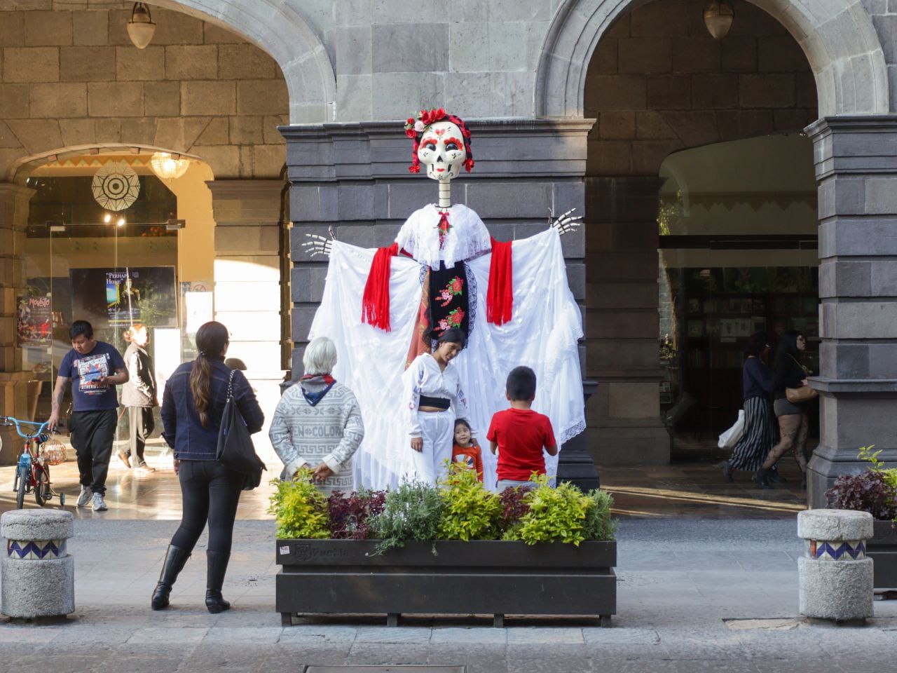 El Centro Histórico de Puebla se llena de color con motivo del Día de Muertos familia