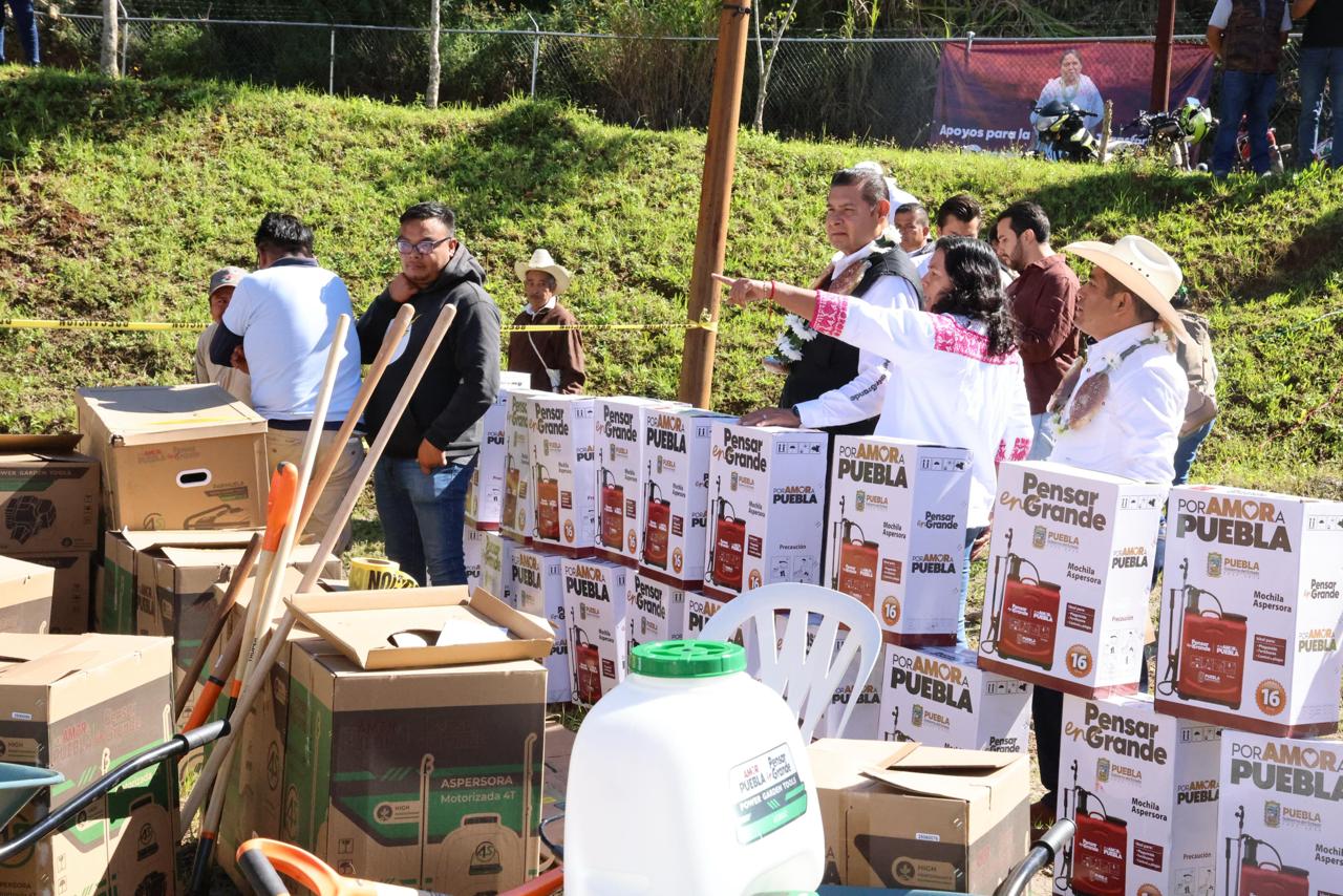 El gobernador Alejandro Armenta encabezó la entrega de apoyos para fortalecer el campo en Cuautempan