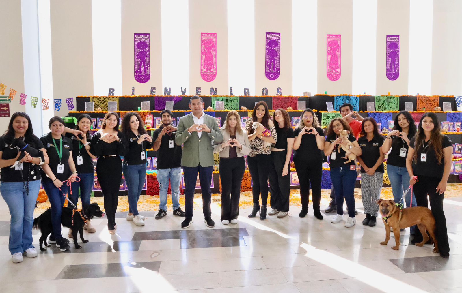 Emotiva ofrenda en el CIS Angelópolis celebra la vida y memoria de las mascotas