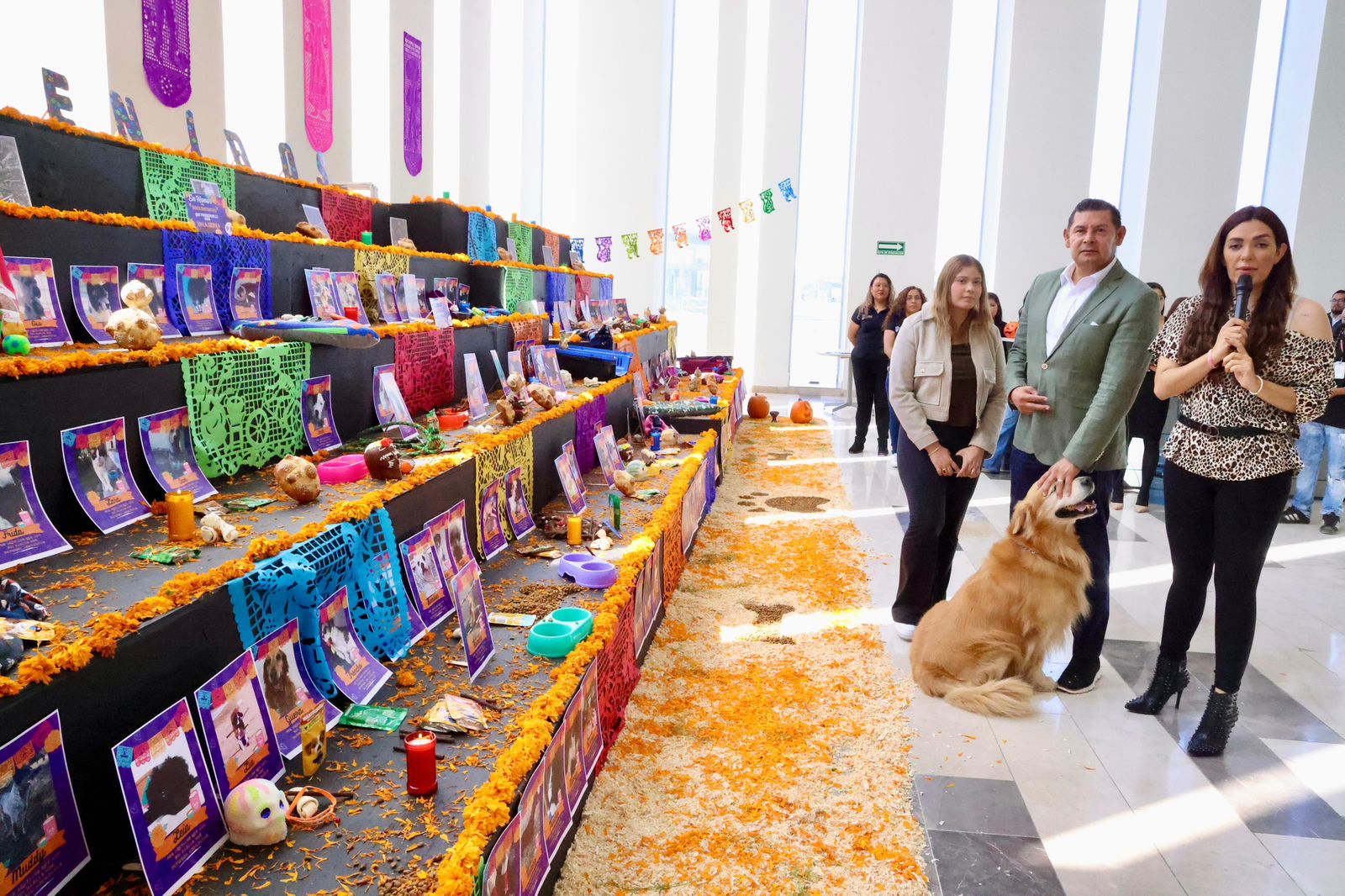 Emotiva ofrenda en el CIS Angelópolis celebra la vida y memoria de las mascotas