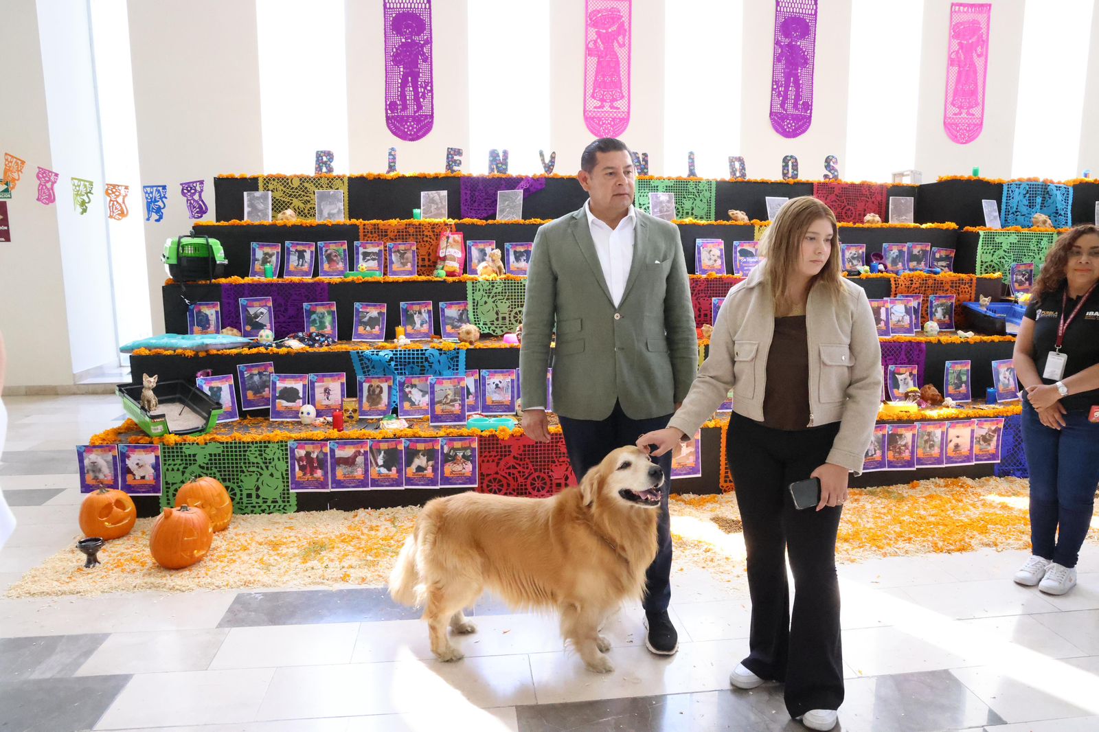 Emotiva ofrenda en el CIS Angelópolis celebra la vida y memoria de las mascotas