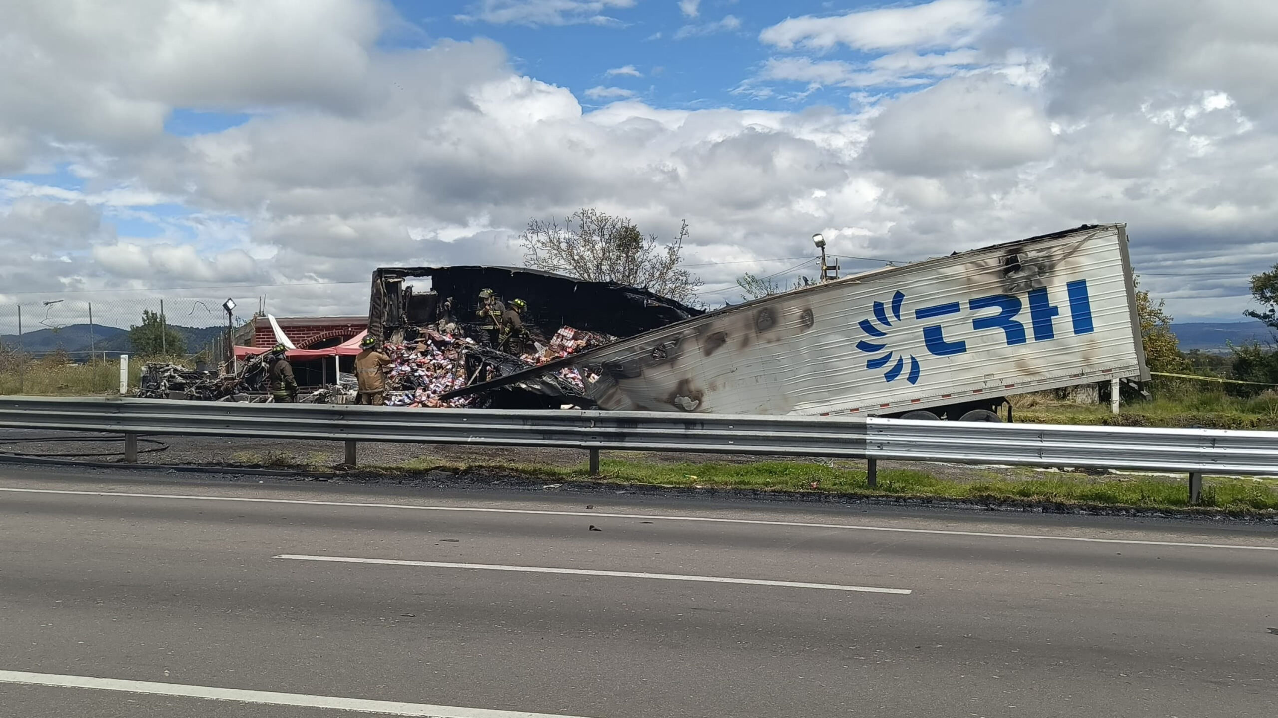 Fuerte choque de pipas provoca explosión e incendio en la autopista México–Puebla