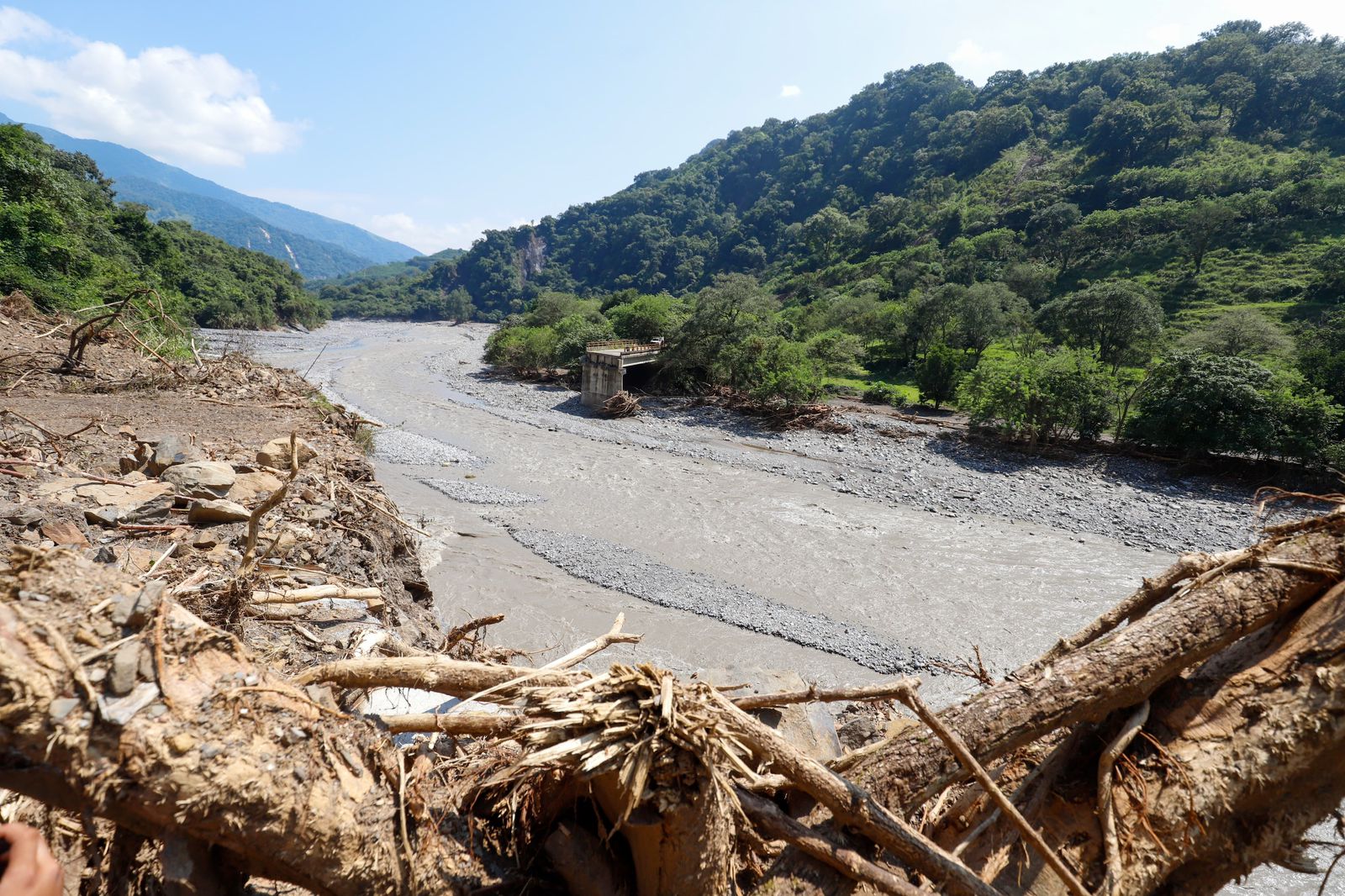 Gobierno Federal y Estatal reabren accesos a Tlacuilotepec y anuncian reconstrucción del puente colapsado