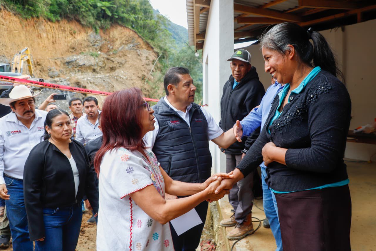Gobierno de Puebla habilita caminos afectados por deslaves en Eloxochitlán con módulos de maquinaria
