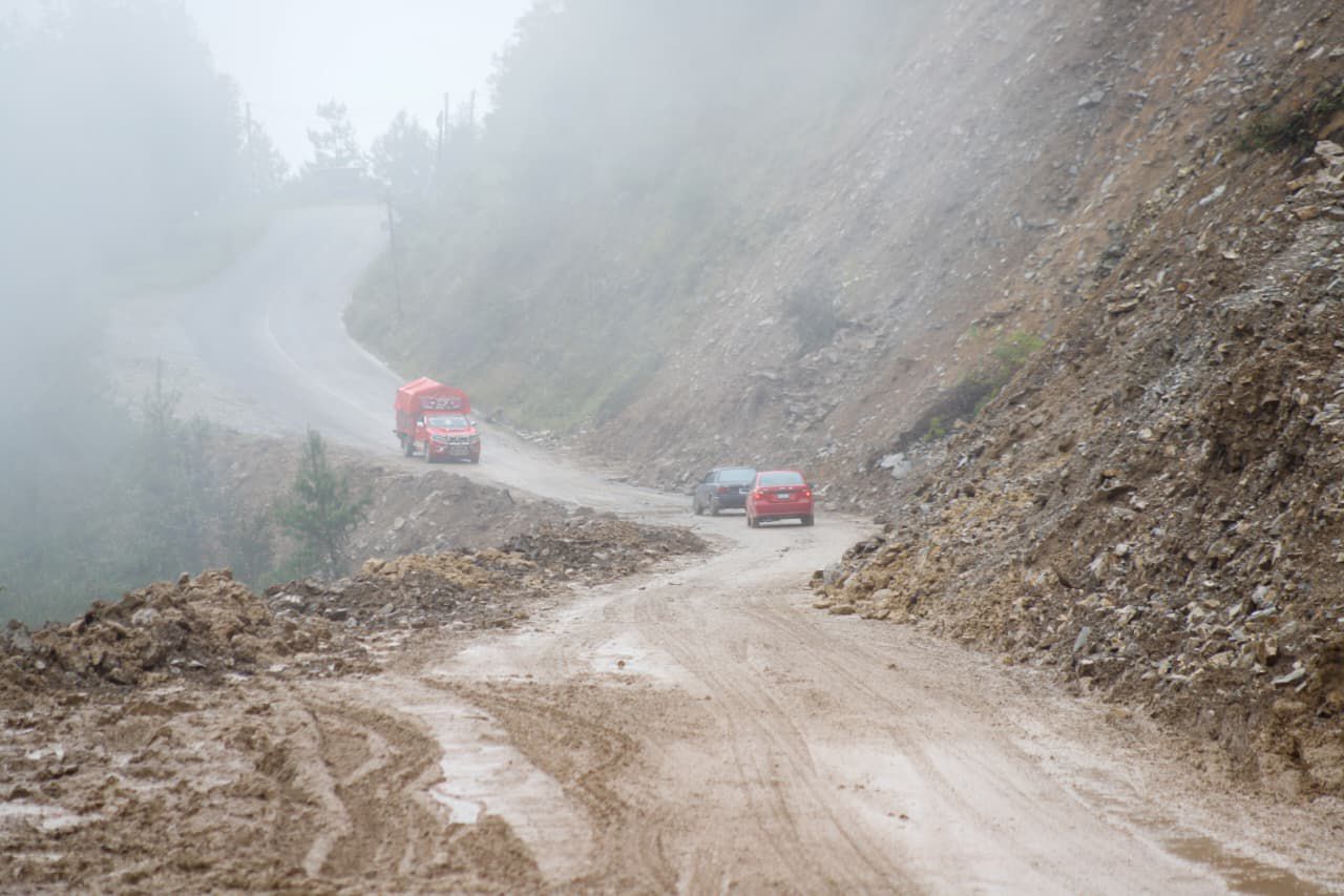 Gobierno de Puebla habilita caminos afectados por deslaves en Eloxochitlán con módulos de maquinaria