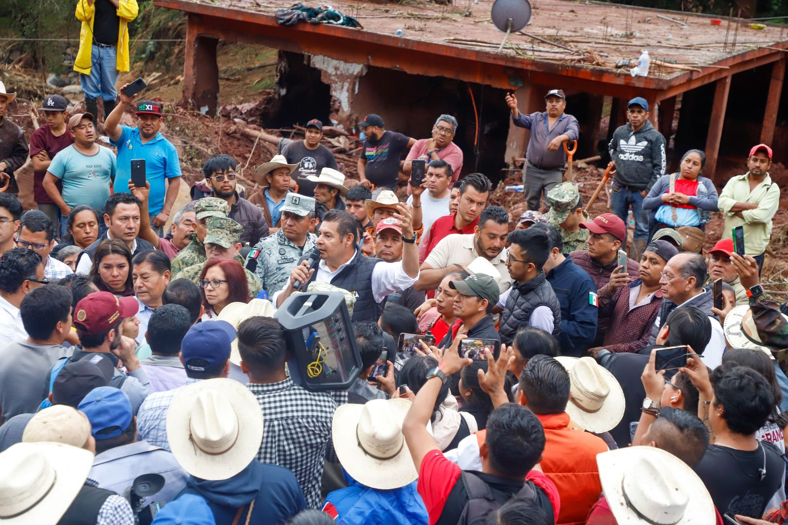 Gobierno de Puebla y Federación refuerzan apoyo por lluvias en Naupan Armenta
