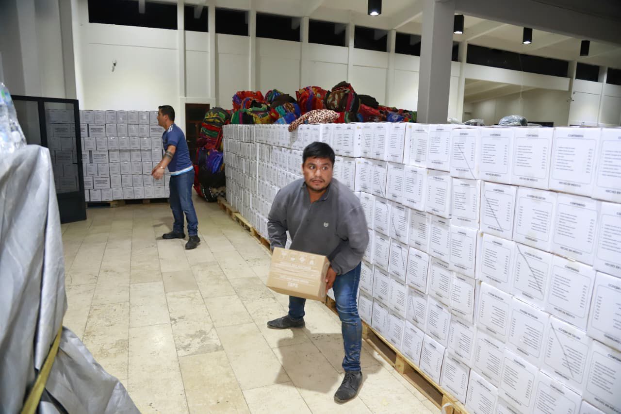 Gobierno de la Ciudad entregó apoyos alimentarios a familias afectadas en Huauchinango cajas