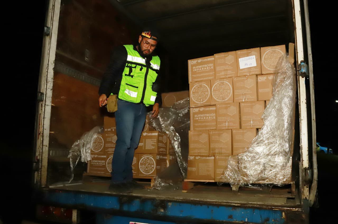 Gobierno de la Ciudad entregó apoyos alimentarios a familias afectadas en Huauchinango cargamento