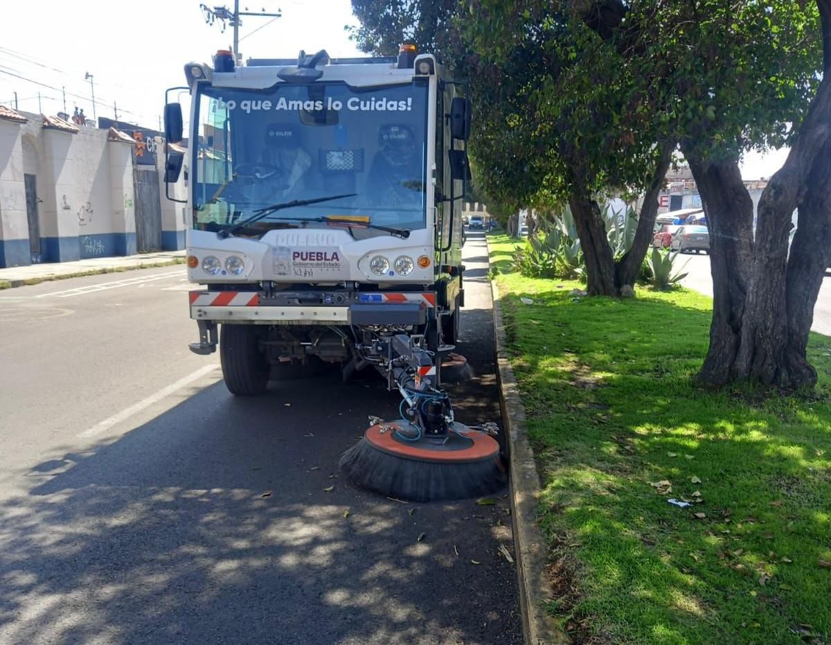 Gobierno del Estado limpia más de mil kilómetros de vialidades en Puebla capital maquinas