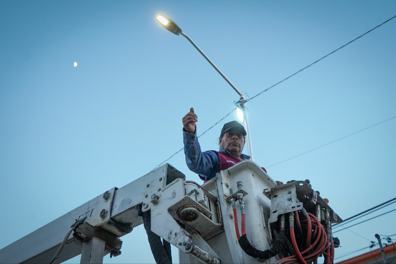 Iluminan la colonia Del Valle con tecnología LED reparación